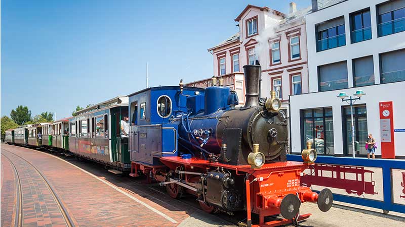 Borkumer Kleinbahn smalspårsbana med historiskt ånglok, en klassisk inselbahn vid Nordsee som ofta nämns tillsammans med Langeoog