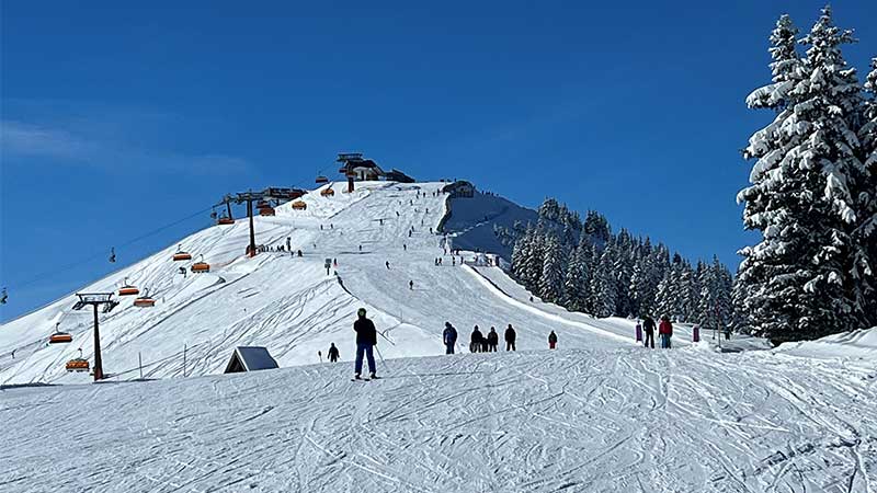 Nyårsskidresa till Saalbach Österrike med Tjörnarpsbuss skidbackar, alpstuga och festlig vintersemester