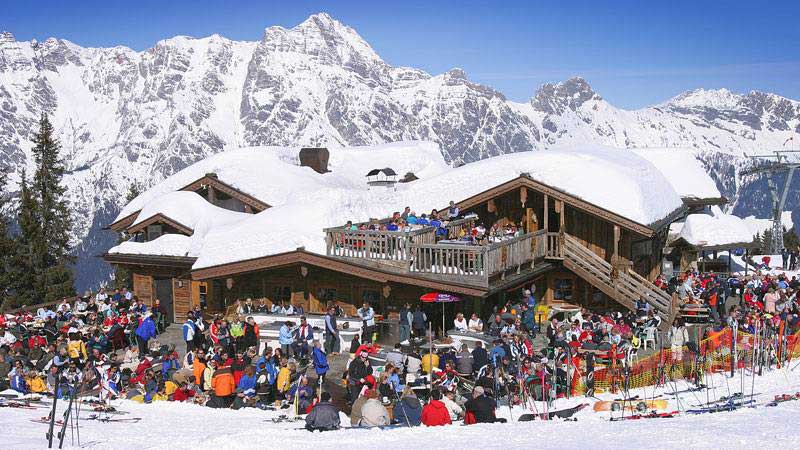 Alphütte Gamla Smedjan – mysig alpstuga i Leogang med Tjörnarpsbuss under sportlovets skidresa