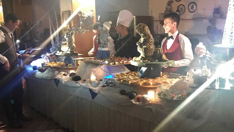 Härlig buffé på hotellet under din skidresa till Val Di Fassa i Dolomiterna under sportlovet med Tjörnarpsbuss