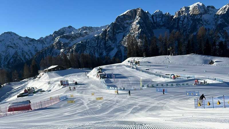 Snösäker skidresa till Val di Fassa i Italien under sportlovet – upplev Canazei och Sella Ronda med Tjörnarpsbuss
