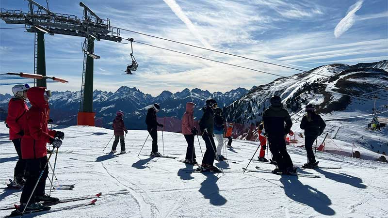 Skidåkare på gruppresa till Val di Fassa i Italien – skidresa till Dolomiterna med Tjörnarpsbuss