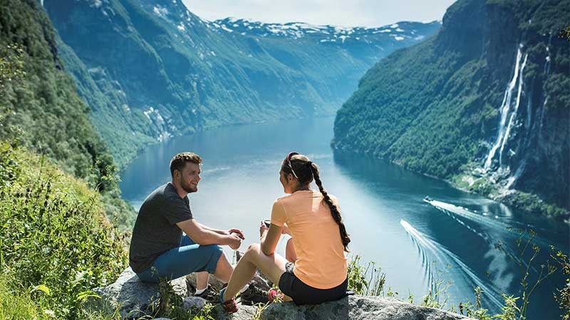 Utsikt över Geirangerfjorden med pampiga vattenfall.