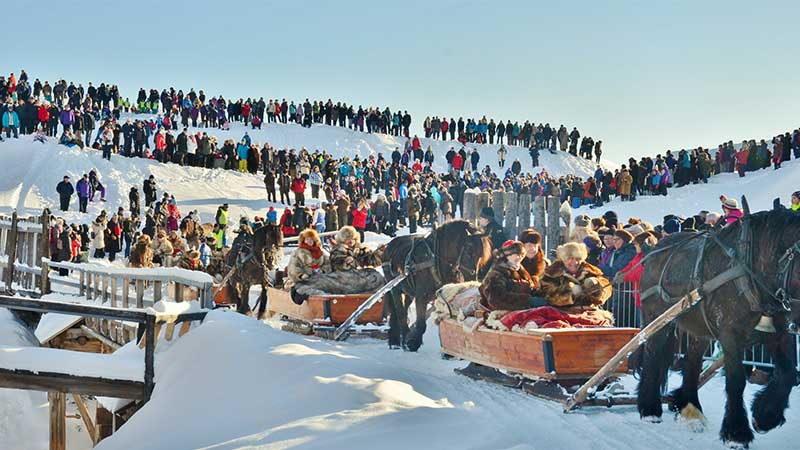 Forerna p vg in till den traditionella vintermarknaden i Rrosi 