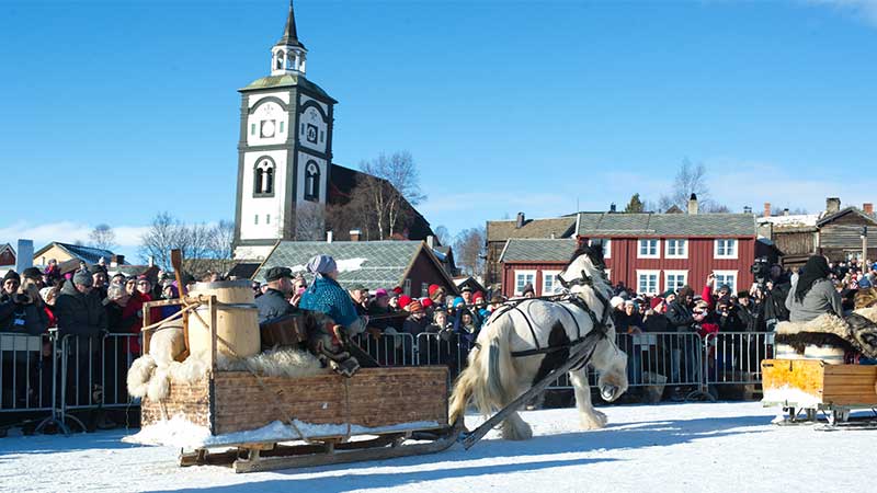 Forkrning nr bnder och hantverkare kr hst och vagn in till Rros marknad