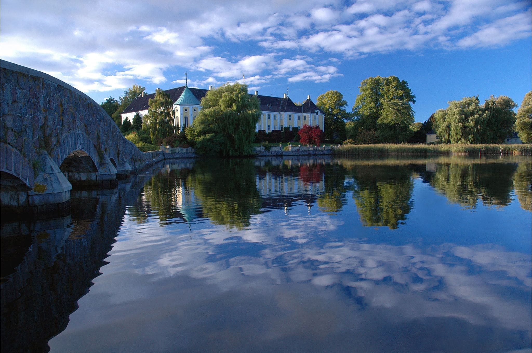 Dagsresor med buss till Gavn slott som speglar sig vackert i vattnet.